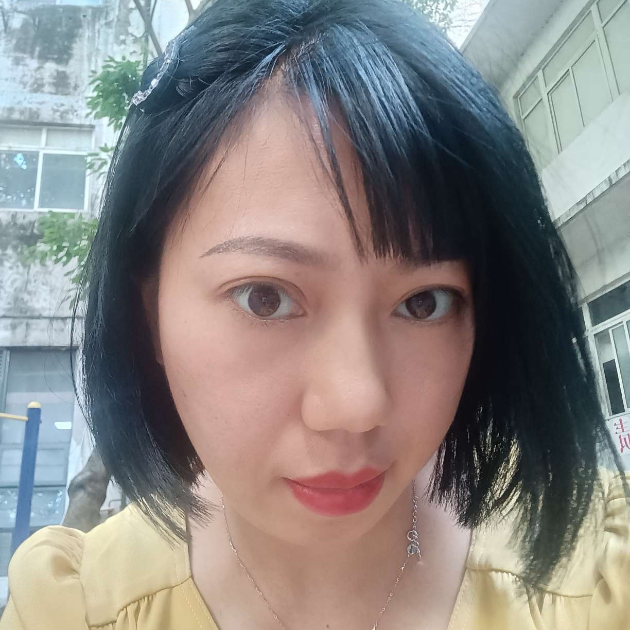 淡然回首的照片