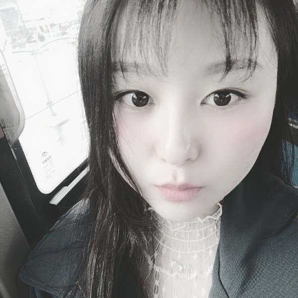 无可取代的蹙眉整的照片