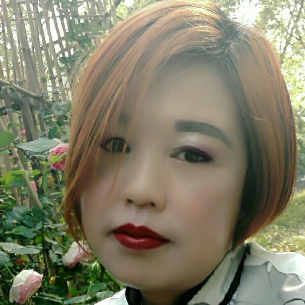 友好浅吻墨镜的照片