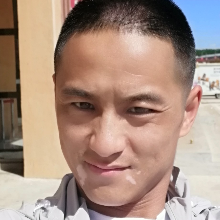 坐真正的自己的照片