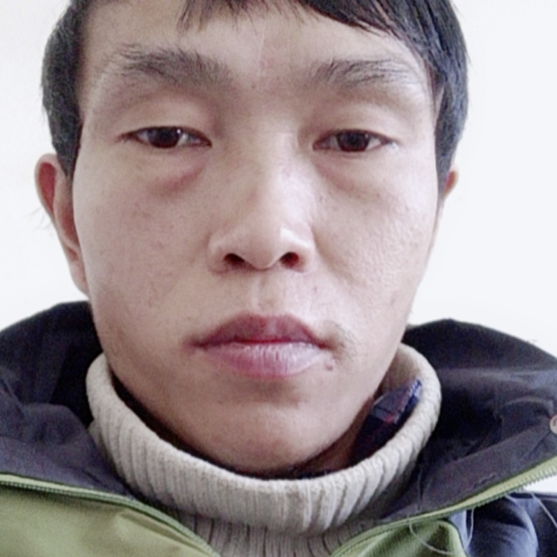 帅哥挽手怕黑的照片