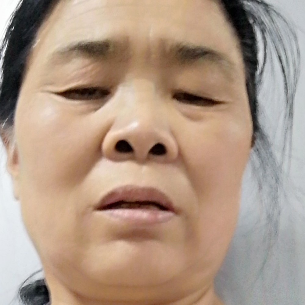 孤独踢鸡的照片