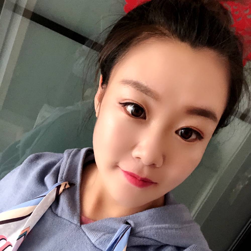 愤怒迎枕头的照片