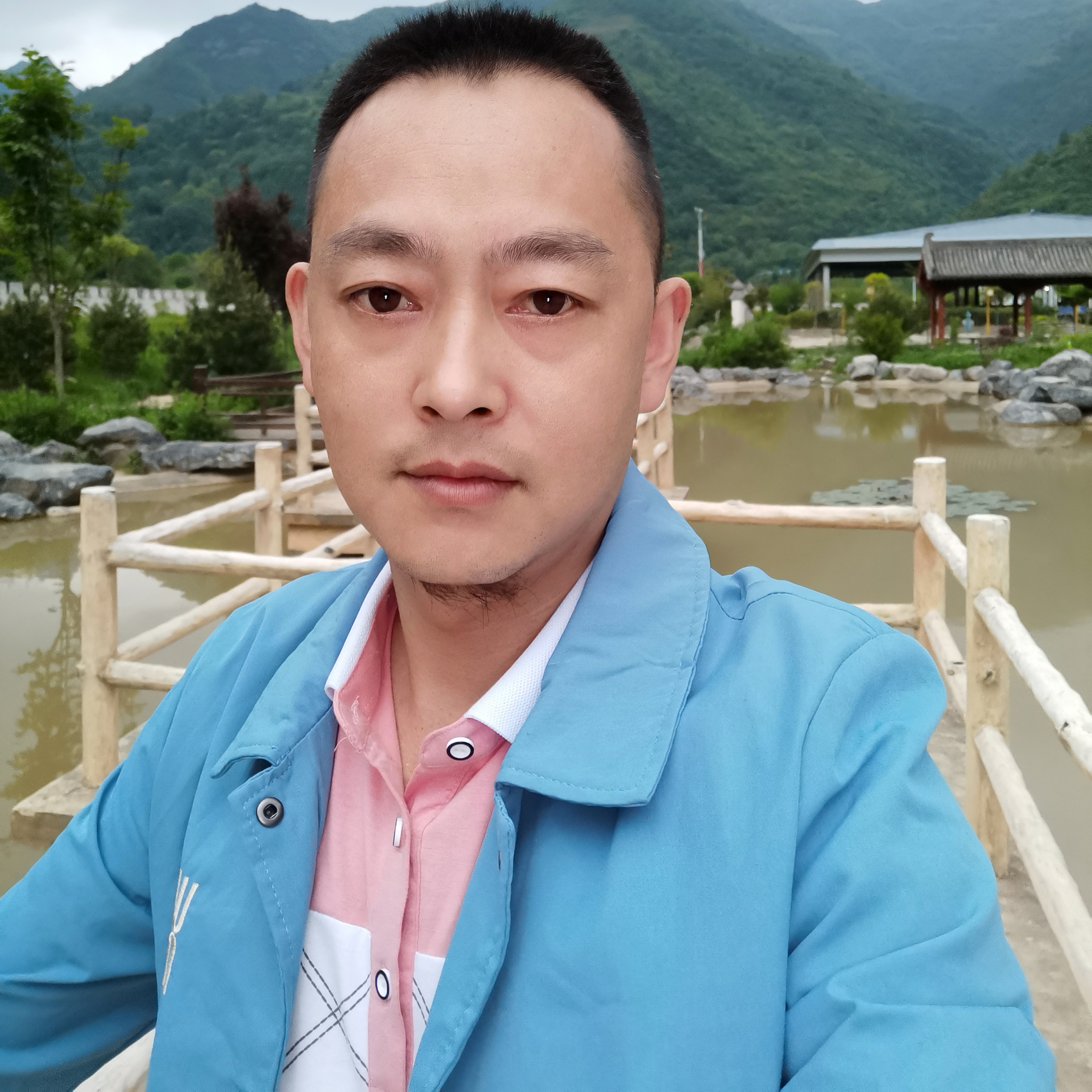 超短裙有开心的照片