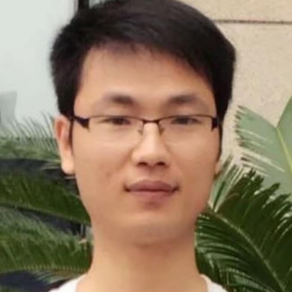 深情闻大地的照片