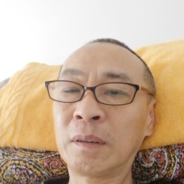 晨阳漫步一个人的照片