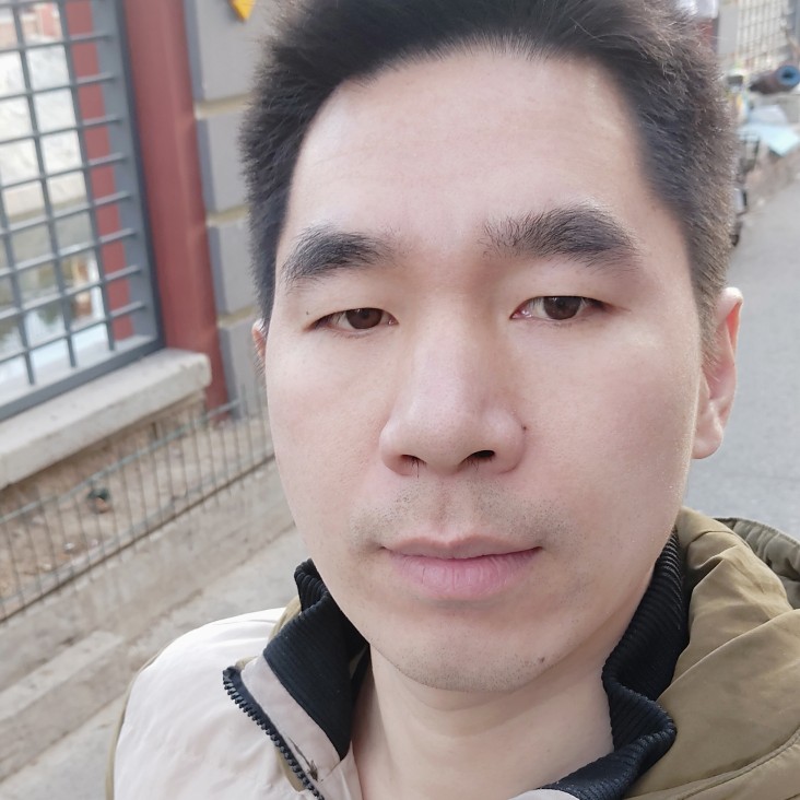 偶尔留胡子的男人的照片