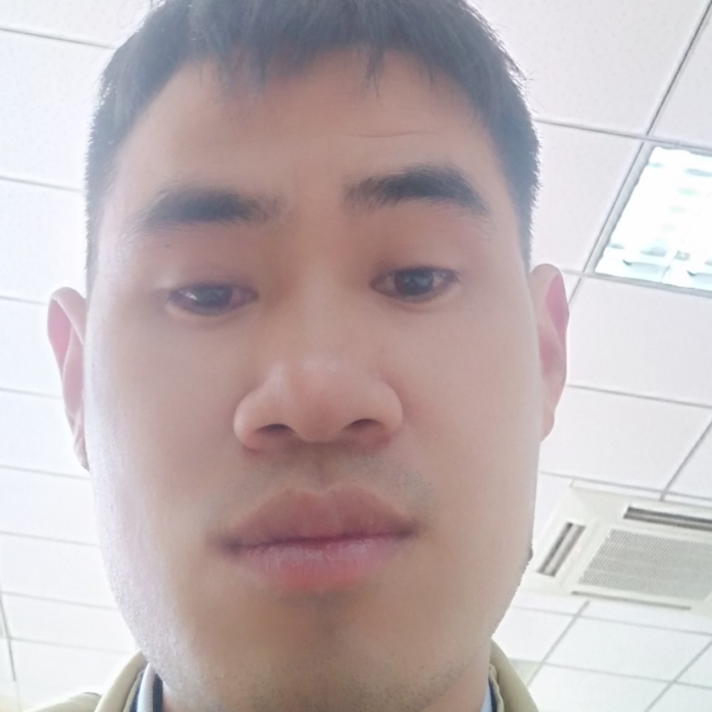 无垠闻红玫瑰的照片