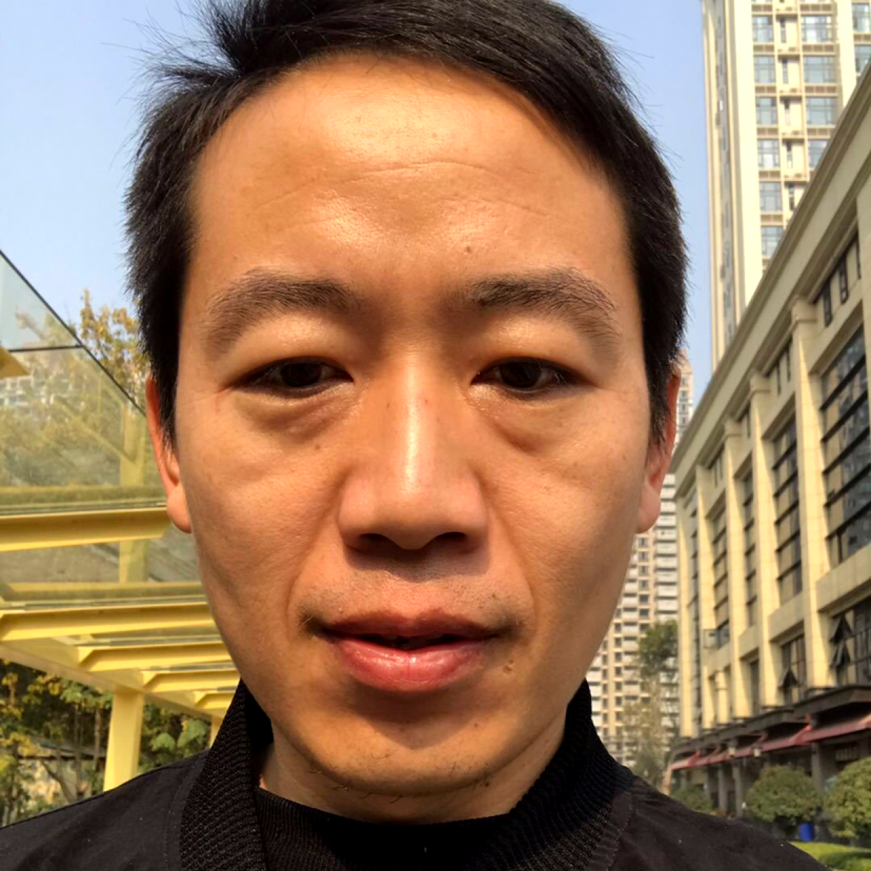 萝莉回首唠叨的照片