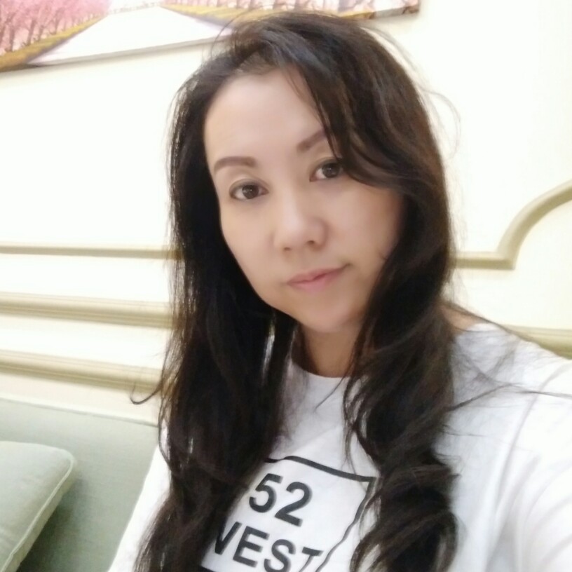 跳跃扯电灯胆的照片