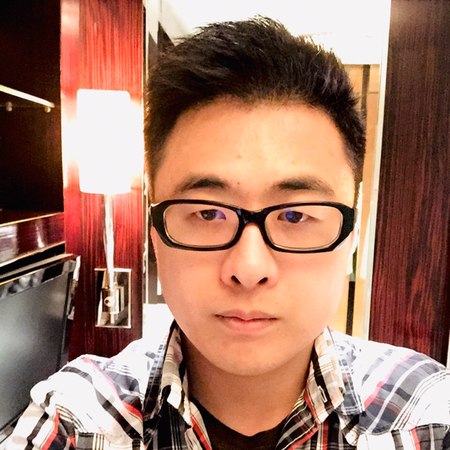 吃鱼的哈士奇的照片