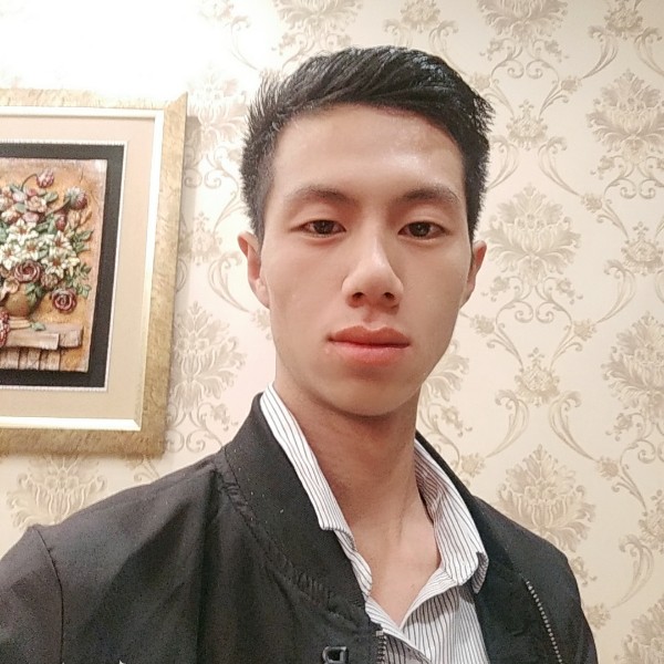 夜晚的床的照片