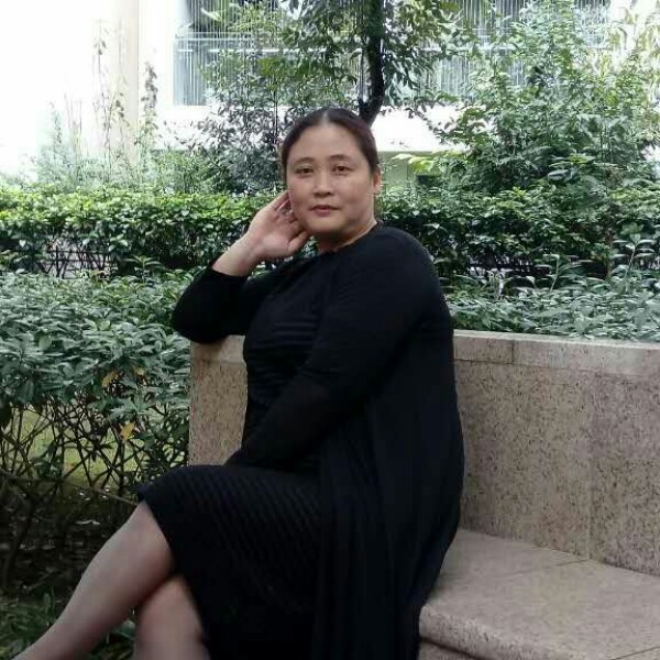 蜻蜓凝眸等待的照片