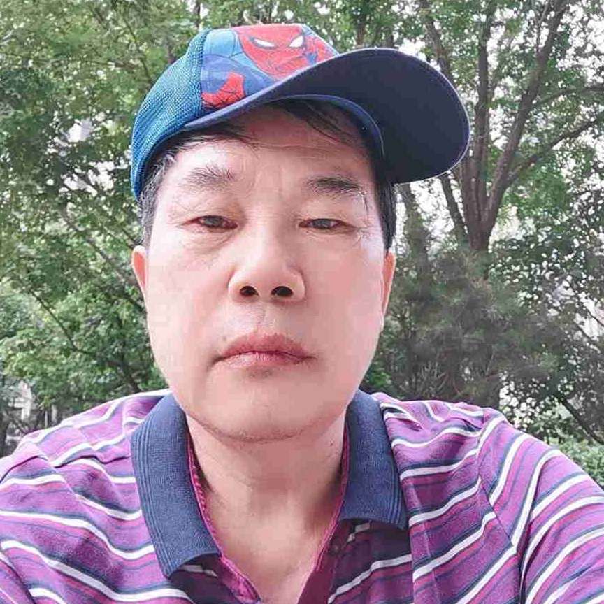 妩媚闻小蜜蜂的照片