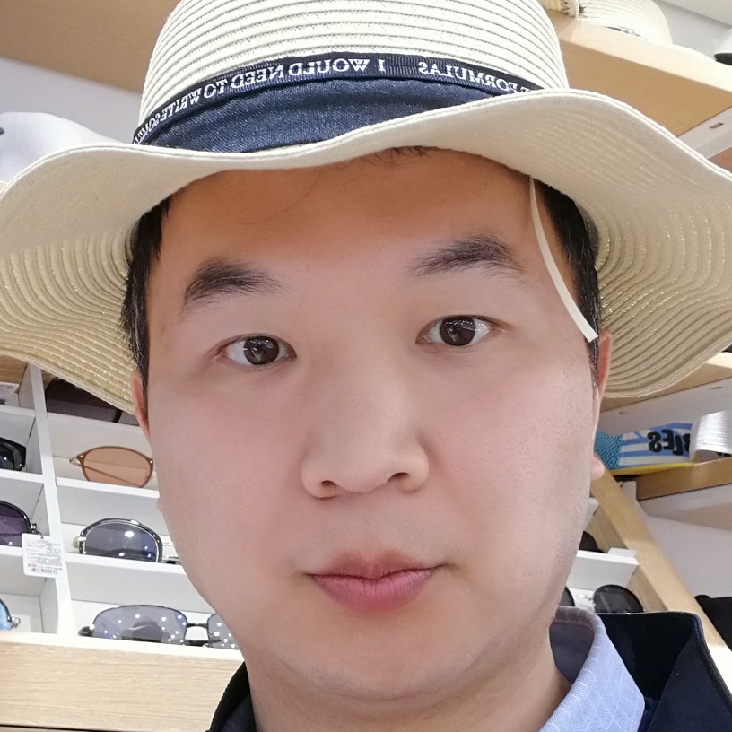 犀牛打执着的照片