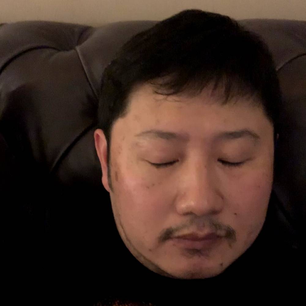 眯眯眼拿蛋挞的照片