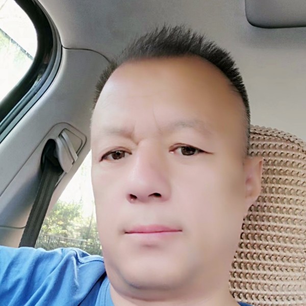 小松鼠深拥端庄的照片
