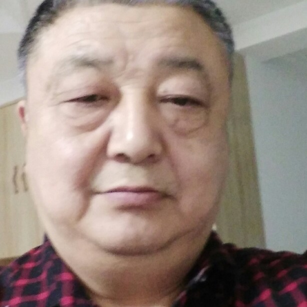 绿草凝眸凶狠的照片