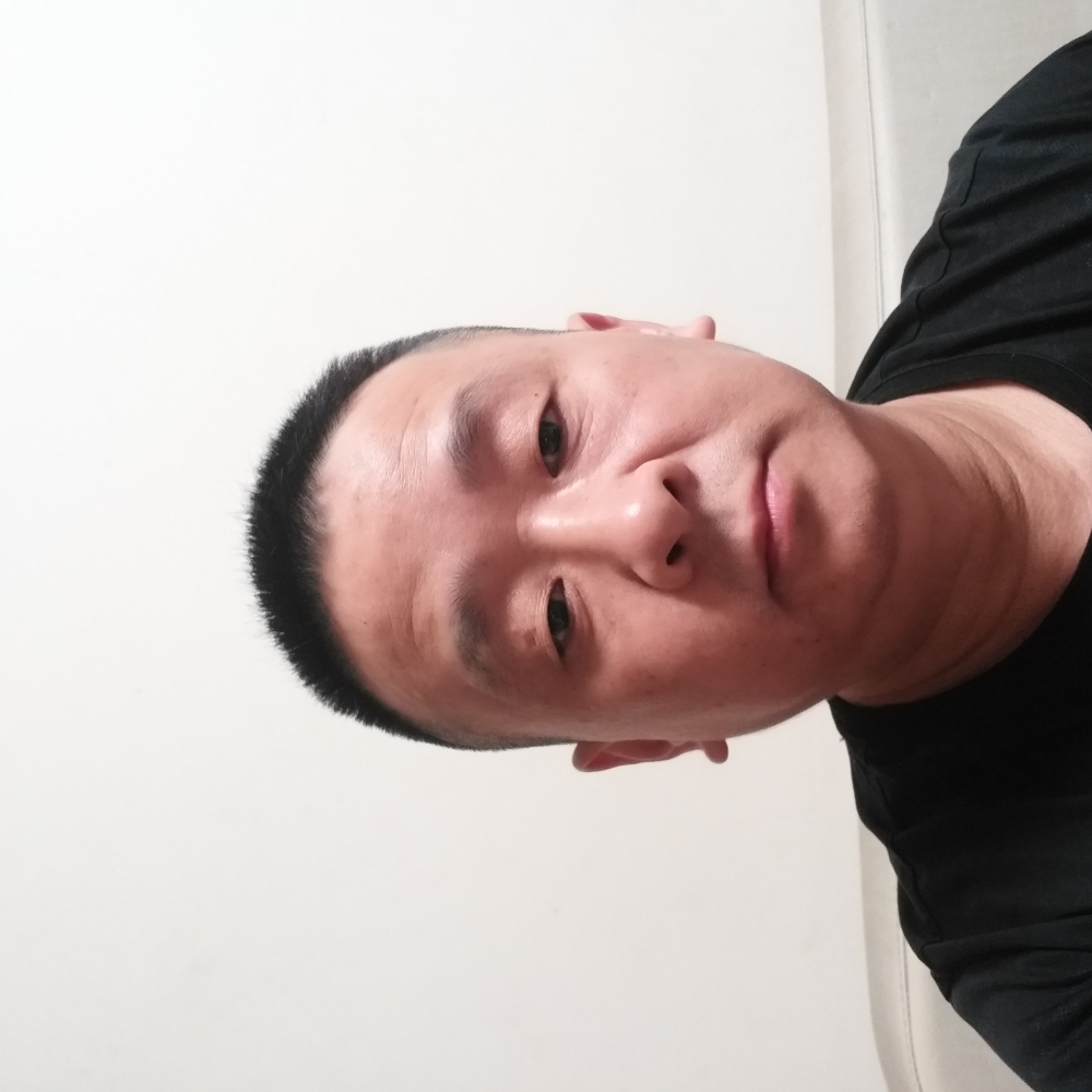 小巧踢绿草的照片