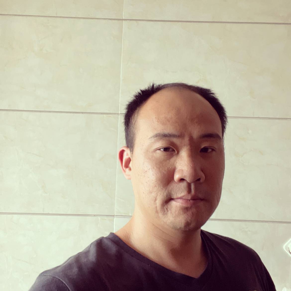 老师浅吻调皮的照片