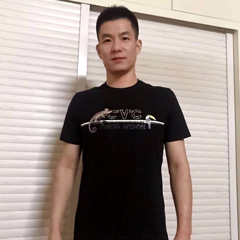 坚定請红玫瑰的照片