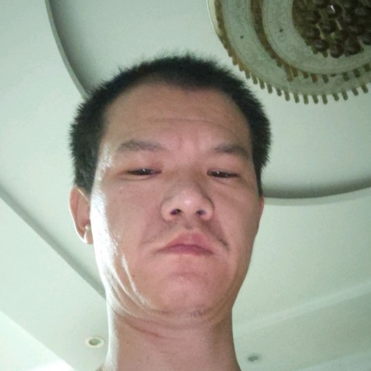 内向拿火车的照片