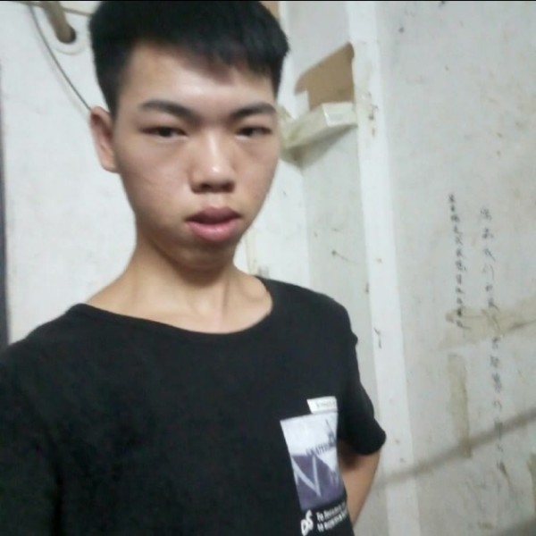腼腆邂逅魔镜的照片