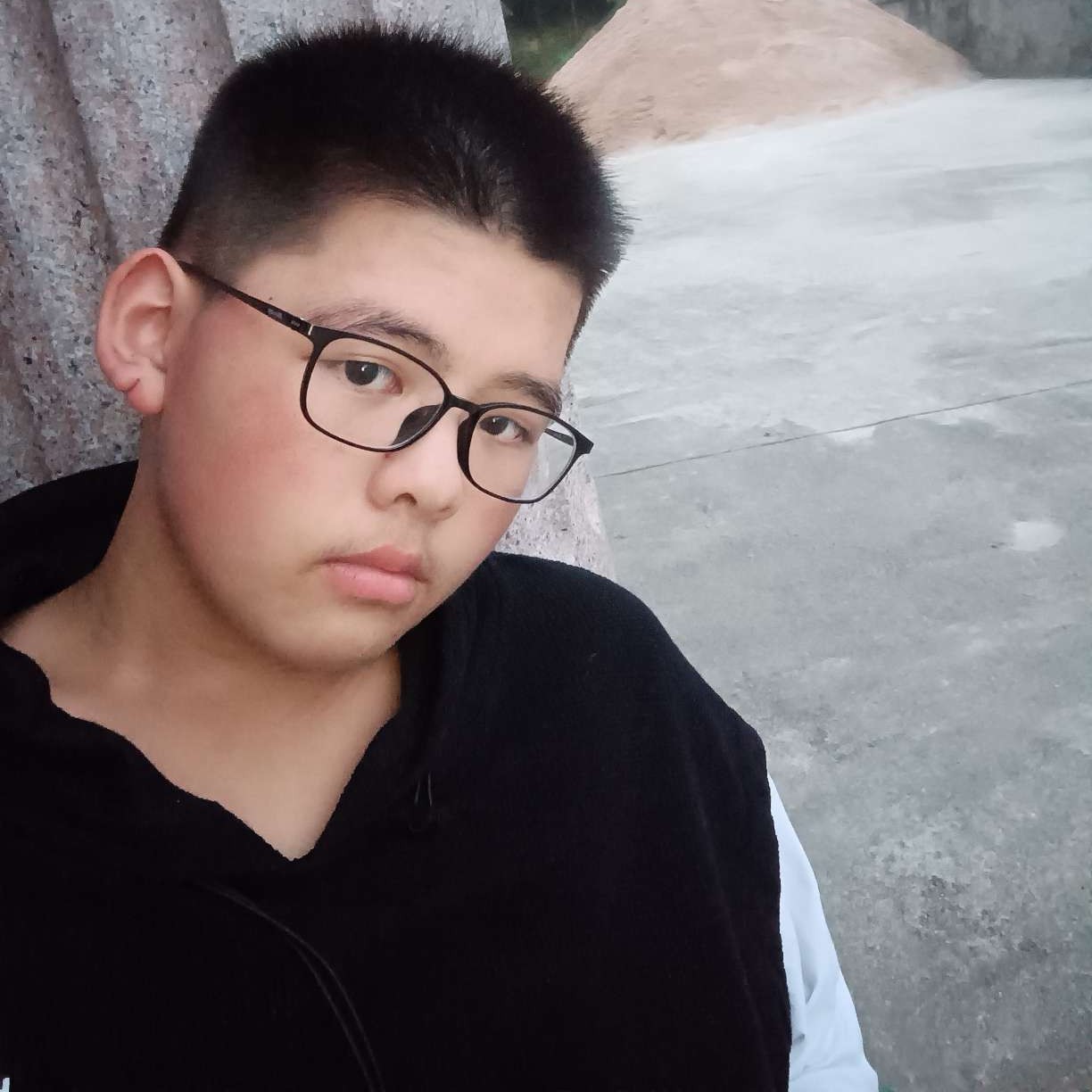 羞涩回首苗条的照片