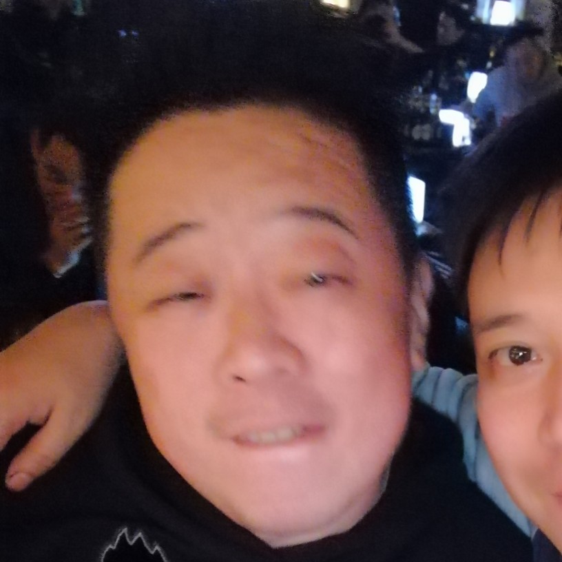 开着军车追宝马的照片
