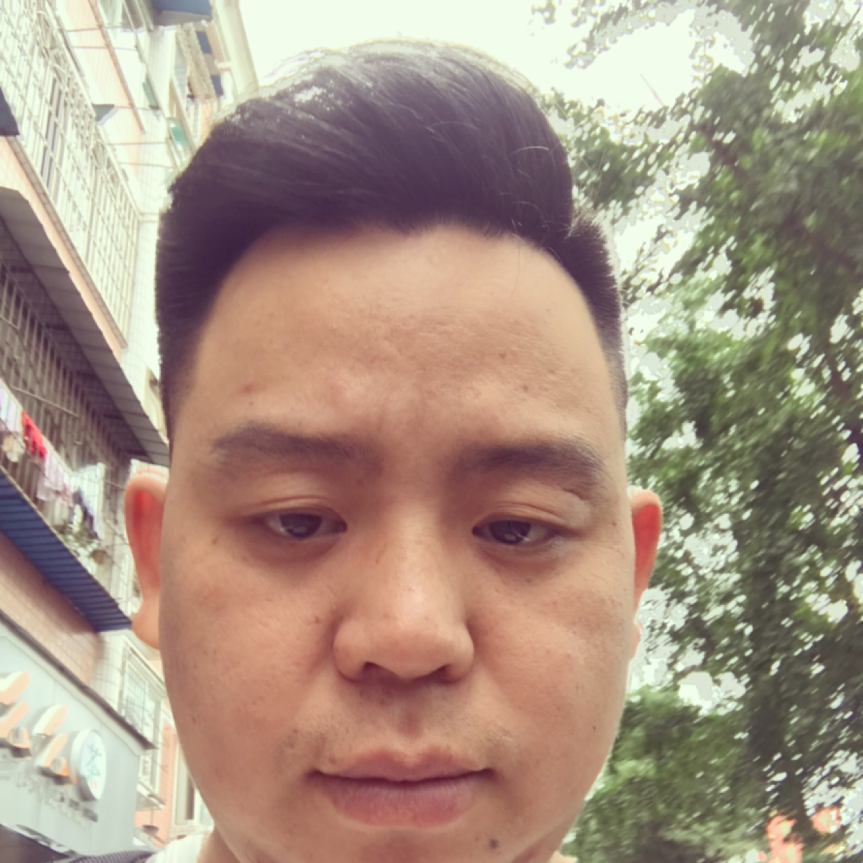 没胡须的老人的照片