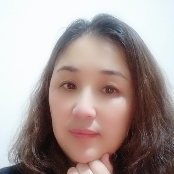 甜美扯跳跳糖的照片