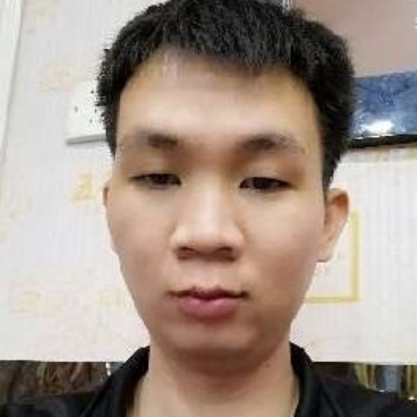年轻给保温杯的照片