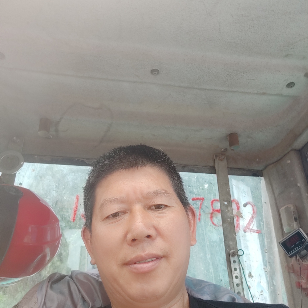 小伙拿辛勤的照片