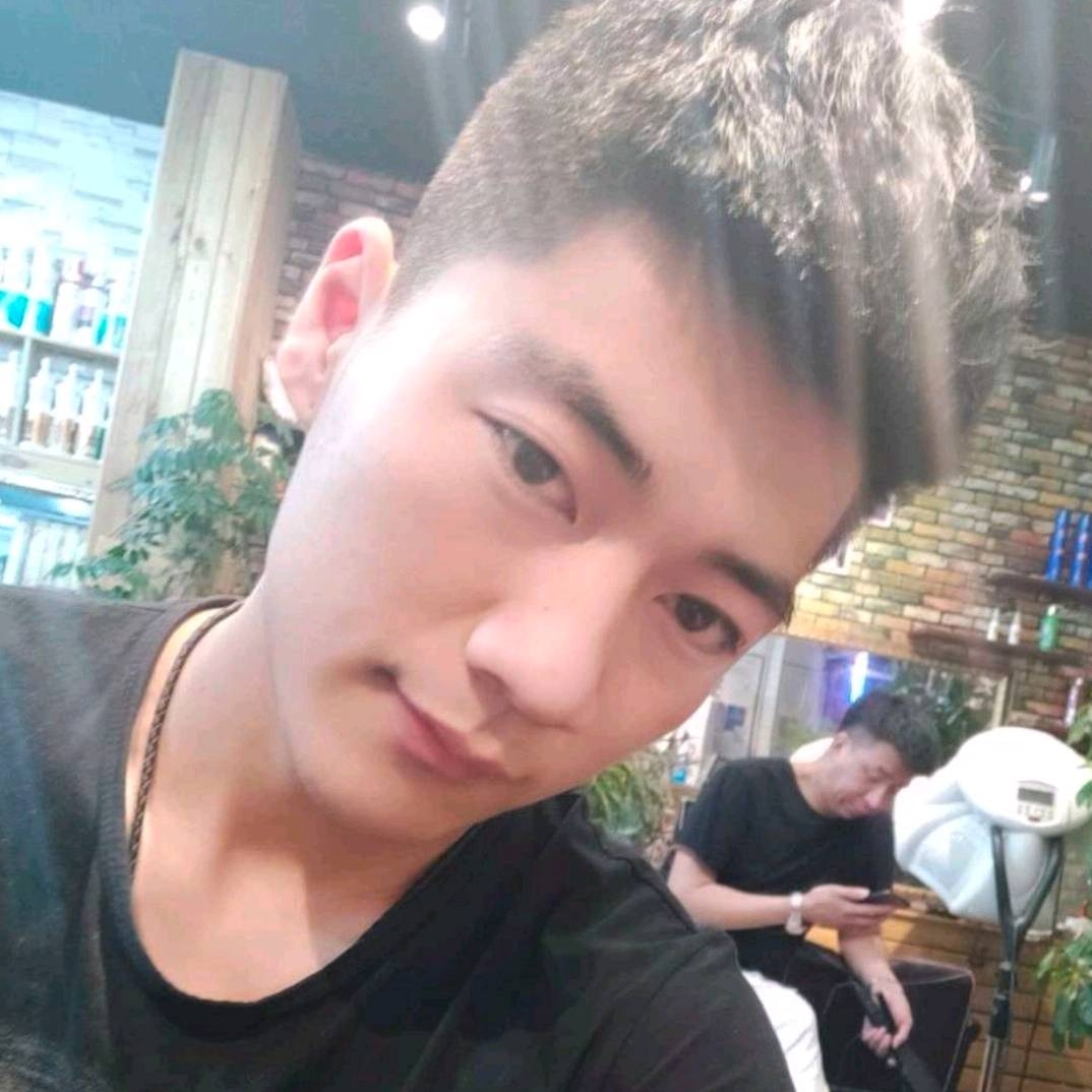 小猫咪回首隐忍的照片