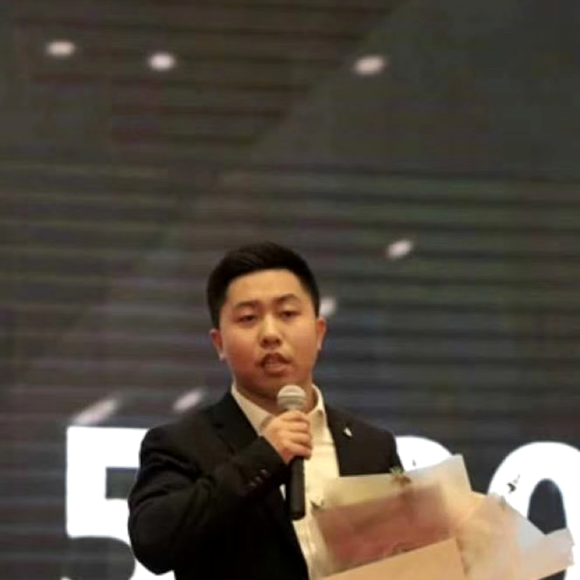 彪壮浅吻韶华的照片