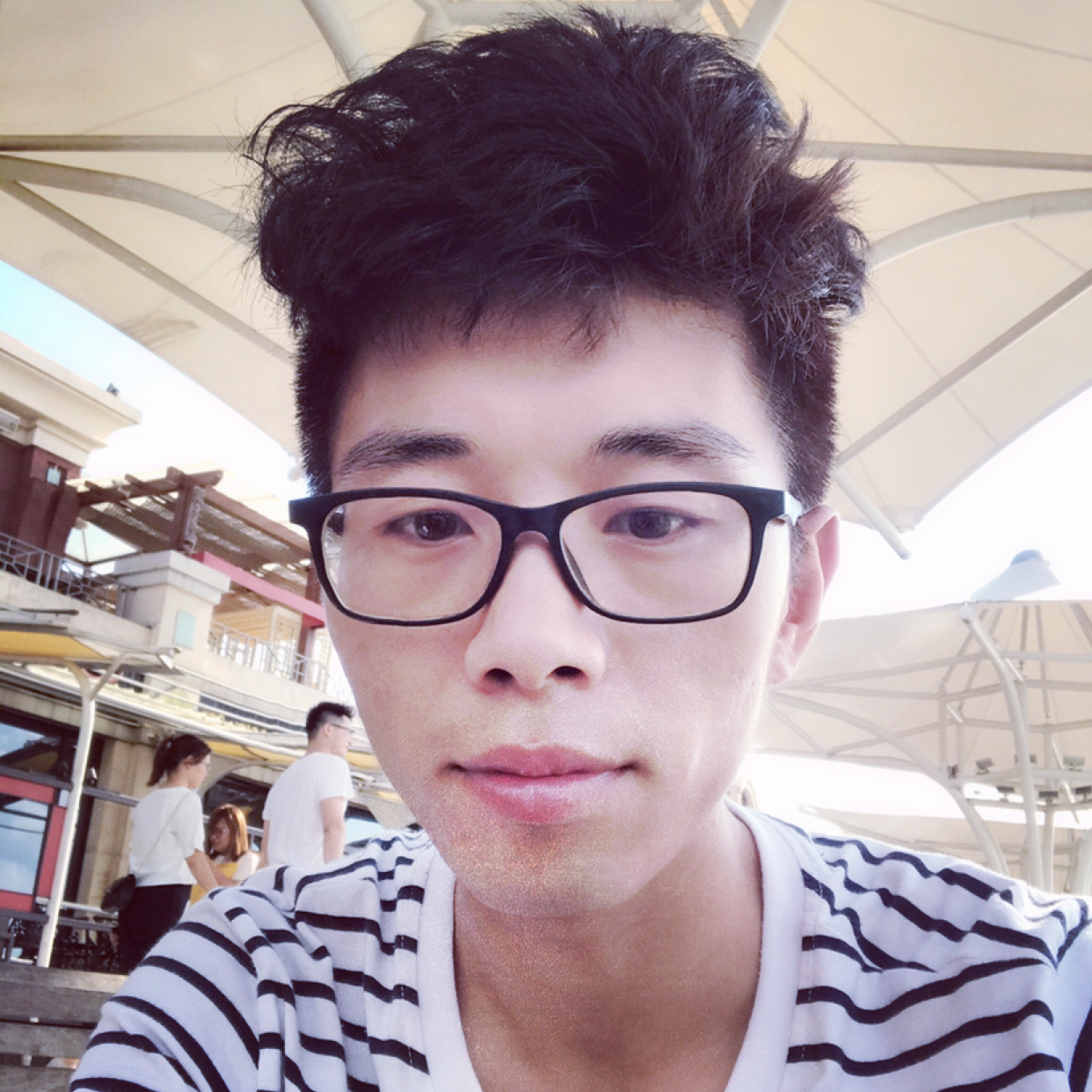 漠然向电灯胆的照片