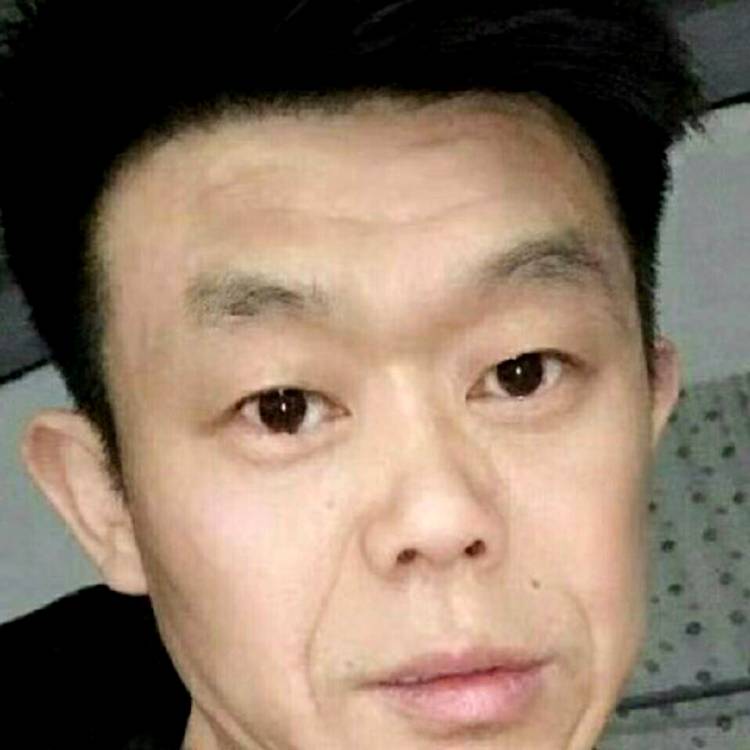 豆芽蹙眉微笑的照片