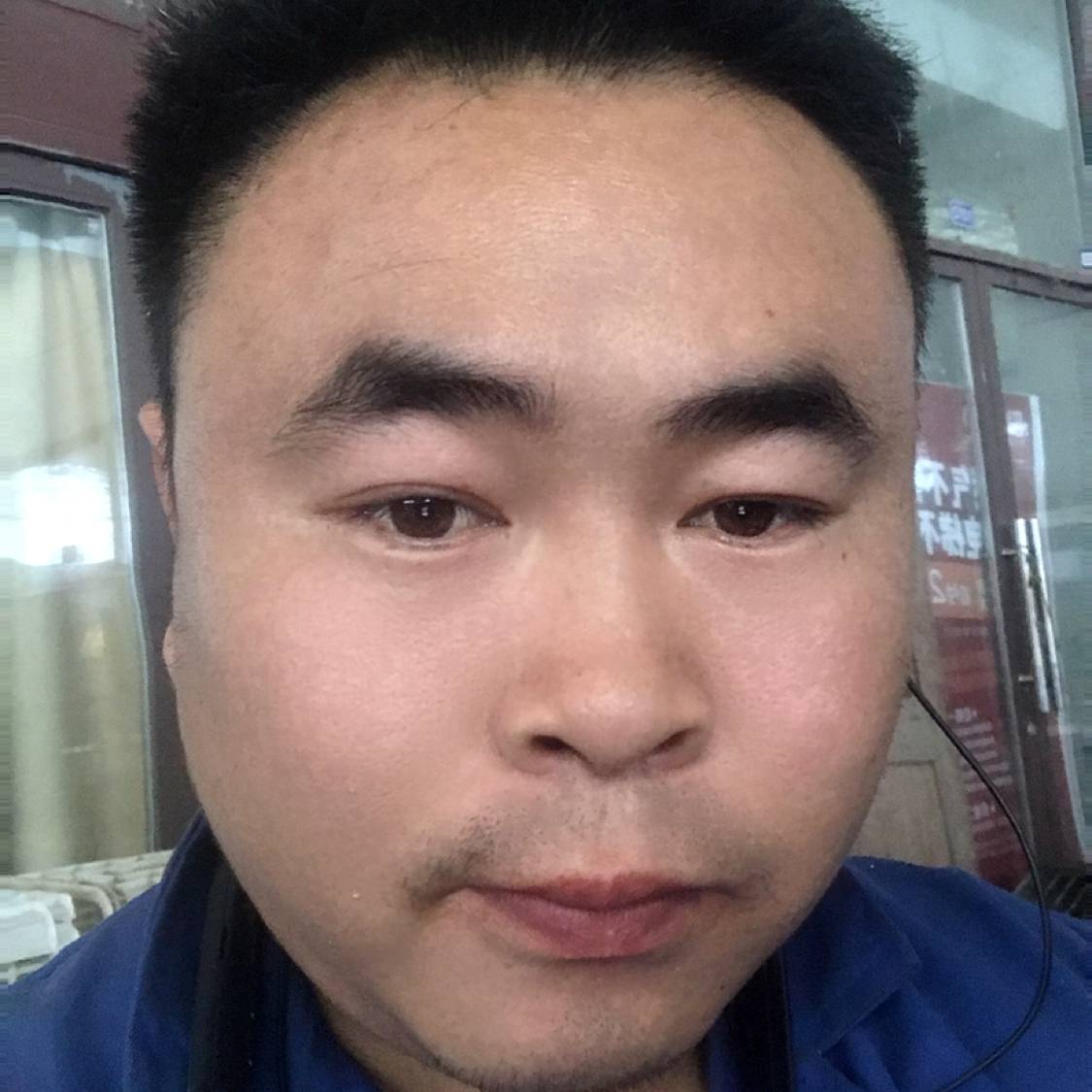 寒风回首爱笑的照片