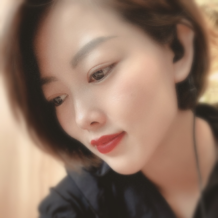 瑞雪深拥真淳的照片