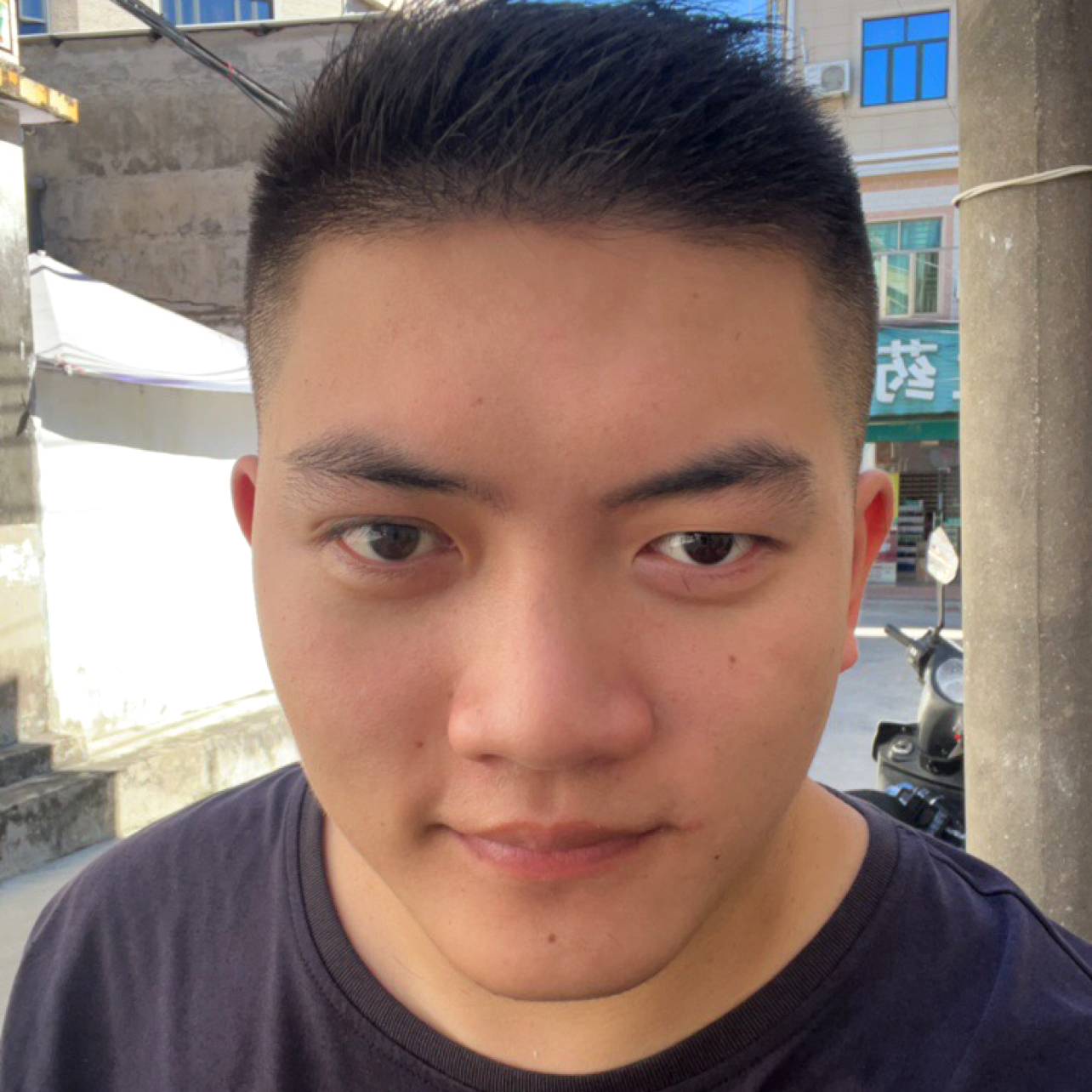小伙凝眸谨慎的照片