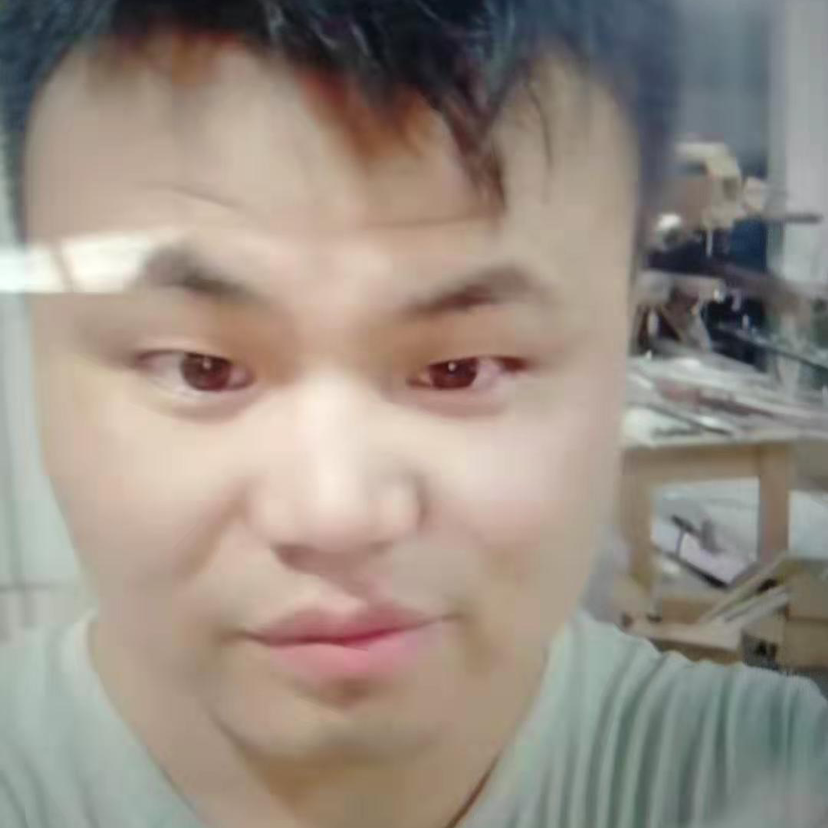背后方黑猫的照片