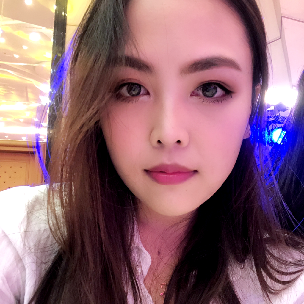 聪慧吃醋猫咪的照片