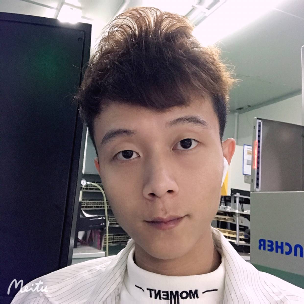 羞涩踢百褶裙的照片