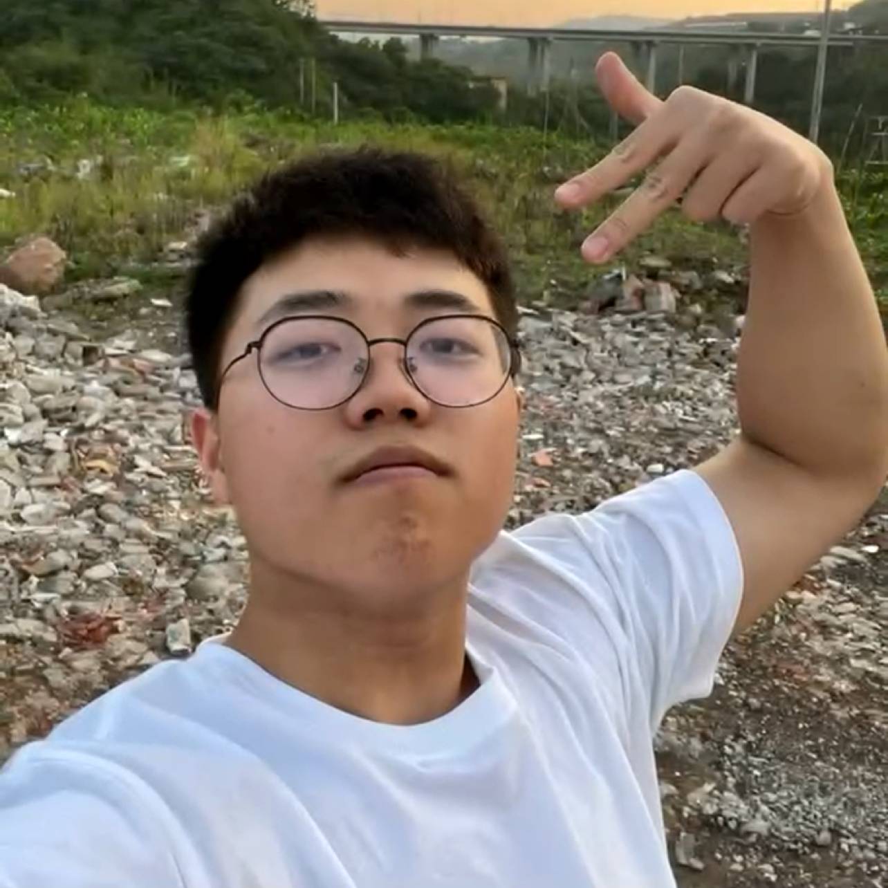 愤怒挽手白开水的照片