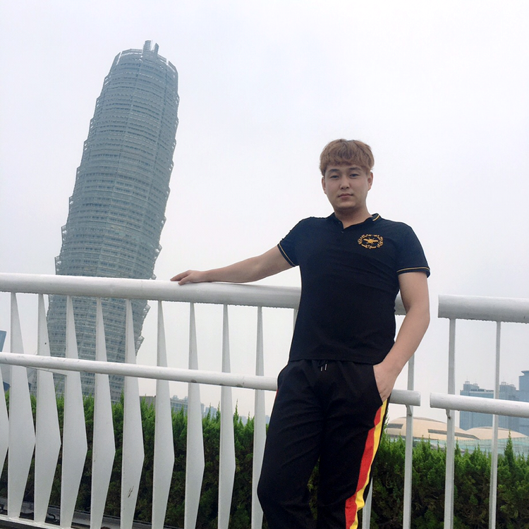 风中挽手保温杯的照片