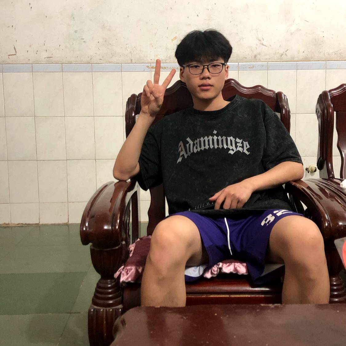 小懒猪回眸无奈的照片