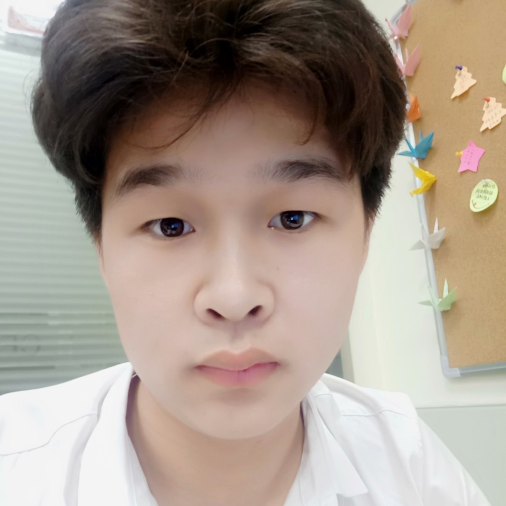 黄豆拿隐形的照片