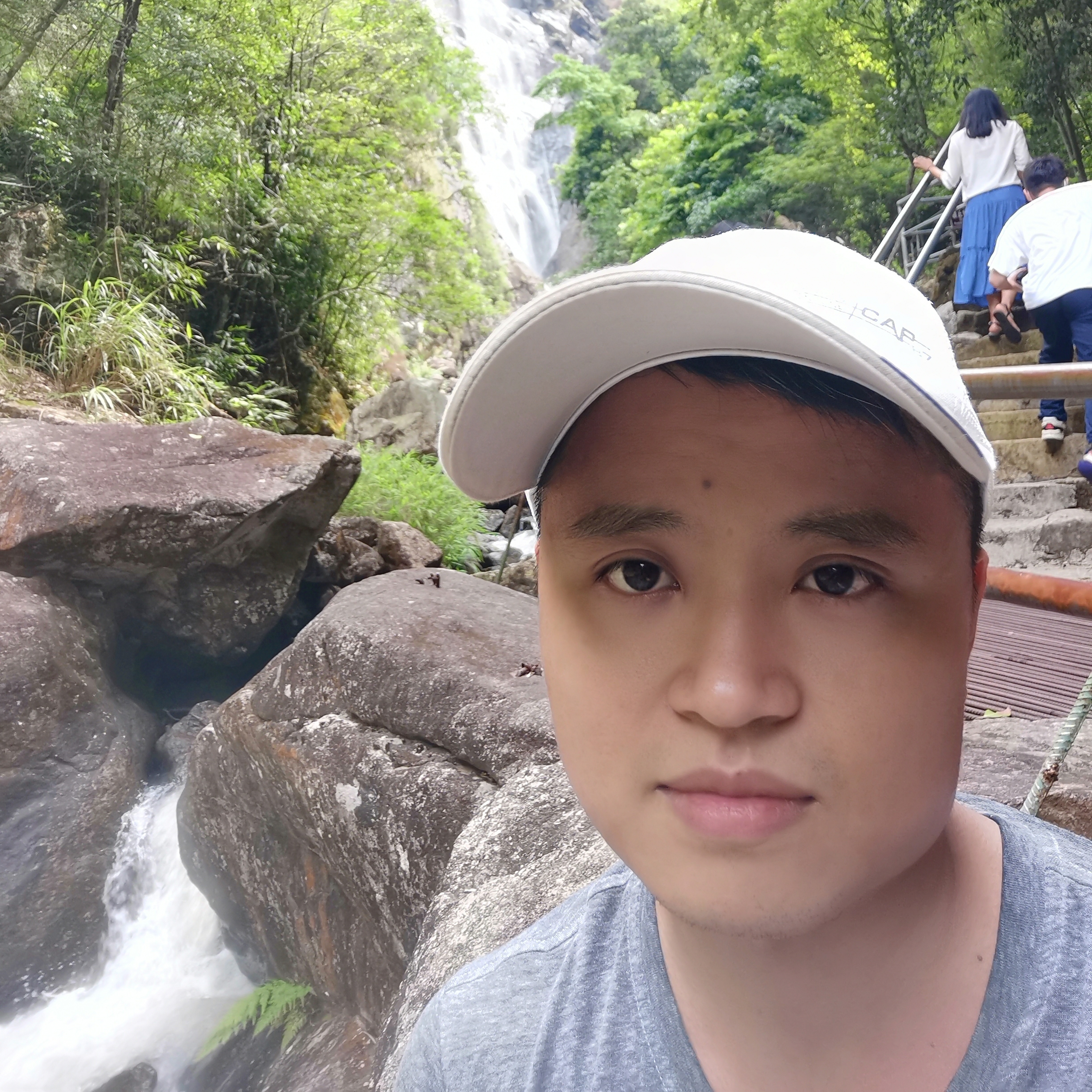 沉静拿便当的照片