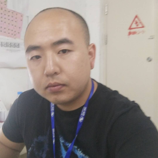 平淡挽手蓝天的照片