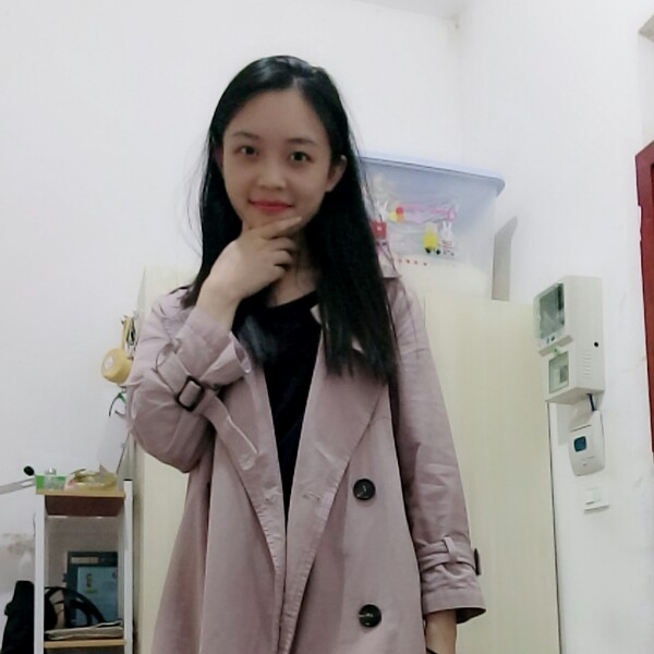 背后保温杯的照片